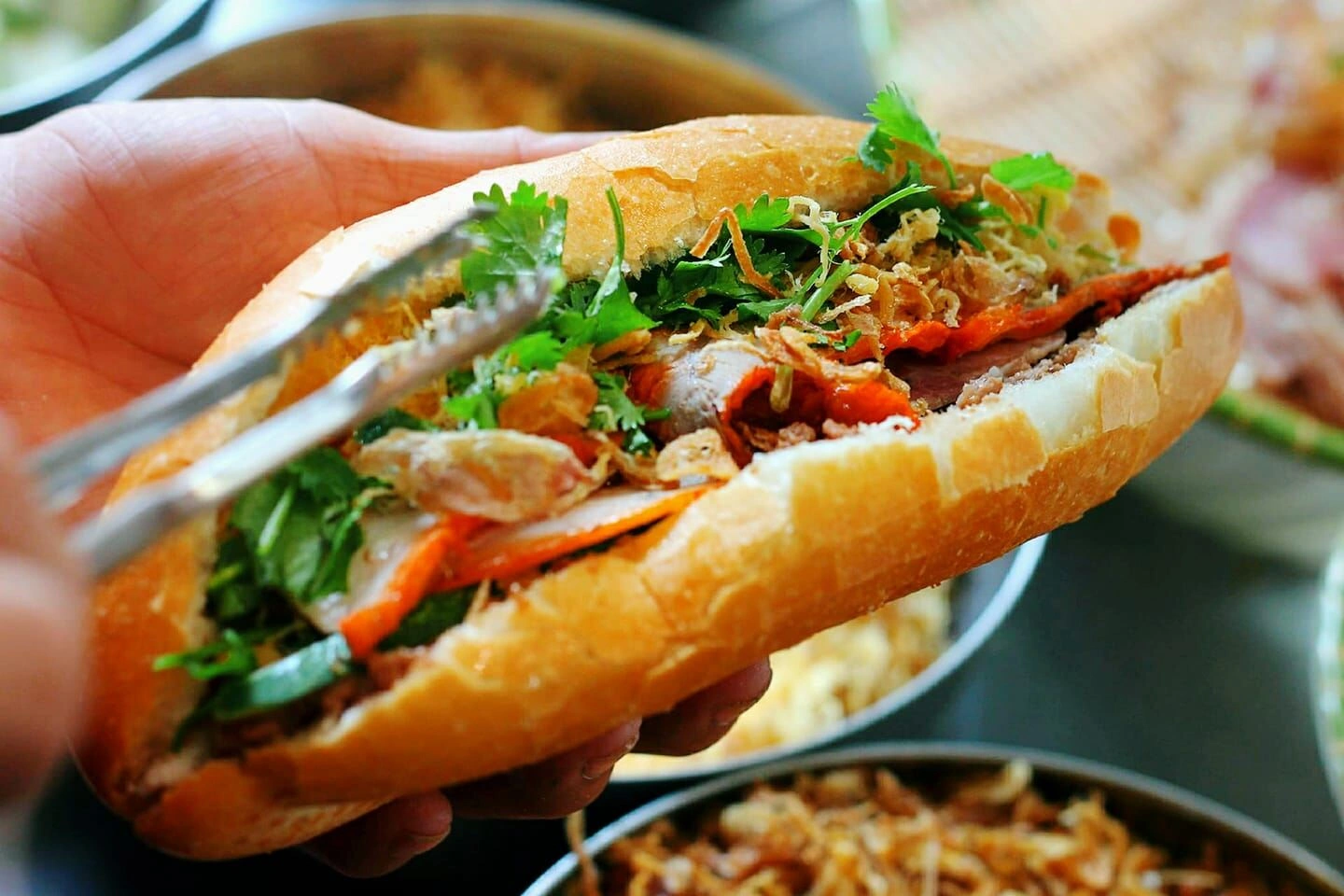Bánh mì với lớp pate gan thơm lừng là món ăn sáng quen thuộc của bao thế hệ người Hà Nội.
