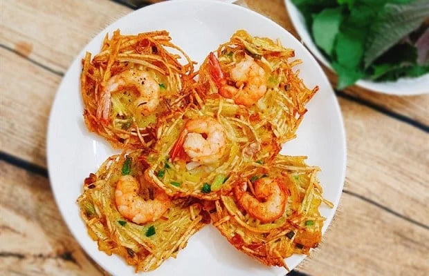 Bánh tôm Hồ Tây là sự kết hợp giữa hương vị biển cả và nét lãng mạn của thủ đô.