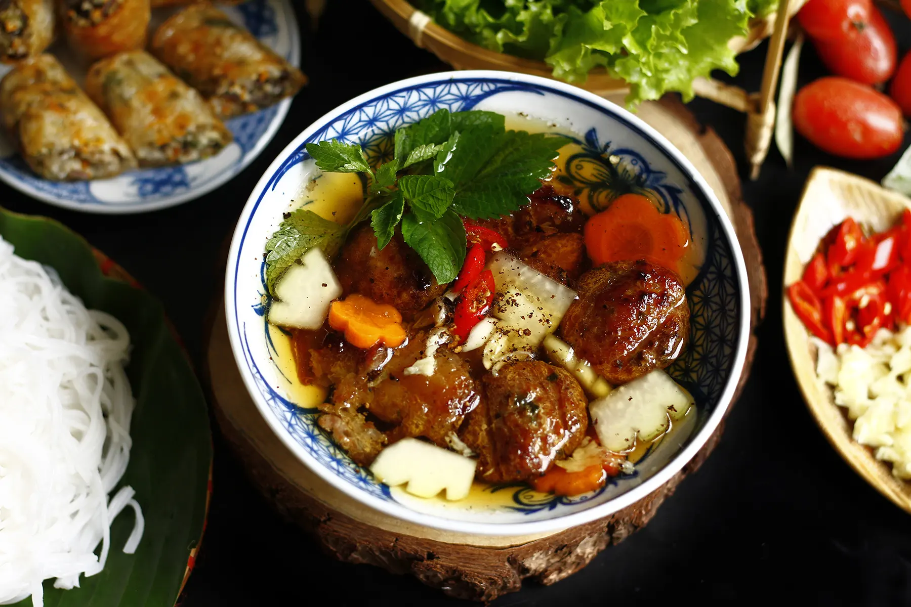 Bún chả mang hương vị nồng nàn của than hoa, là món ăn gây thương nhớ nhất với bất kỳ du khách nào.