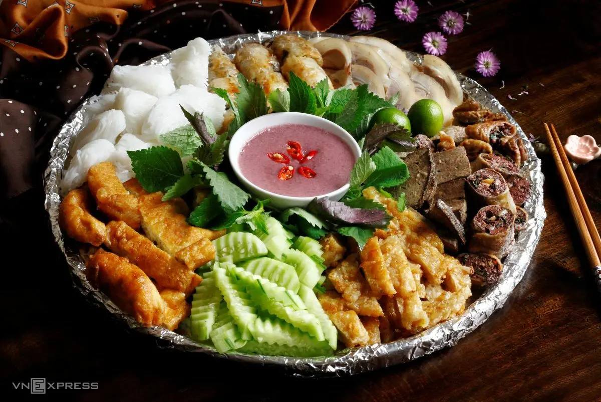 Bún đậu mắm tôm là món ăn mang đậm hơi thở đường phố, bình dị mà đầy cuốn hút.