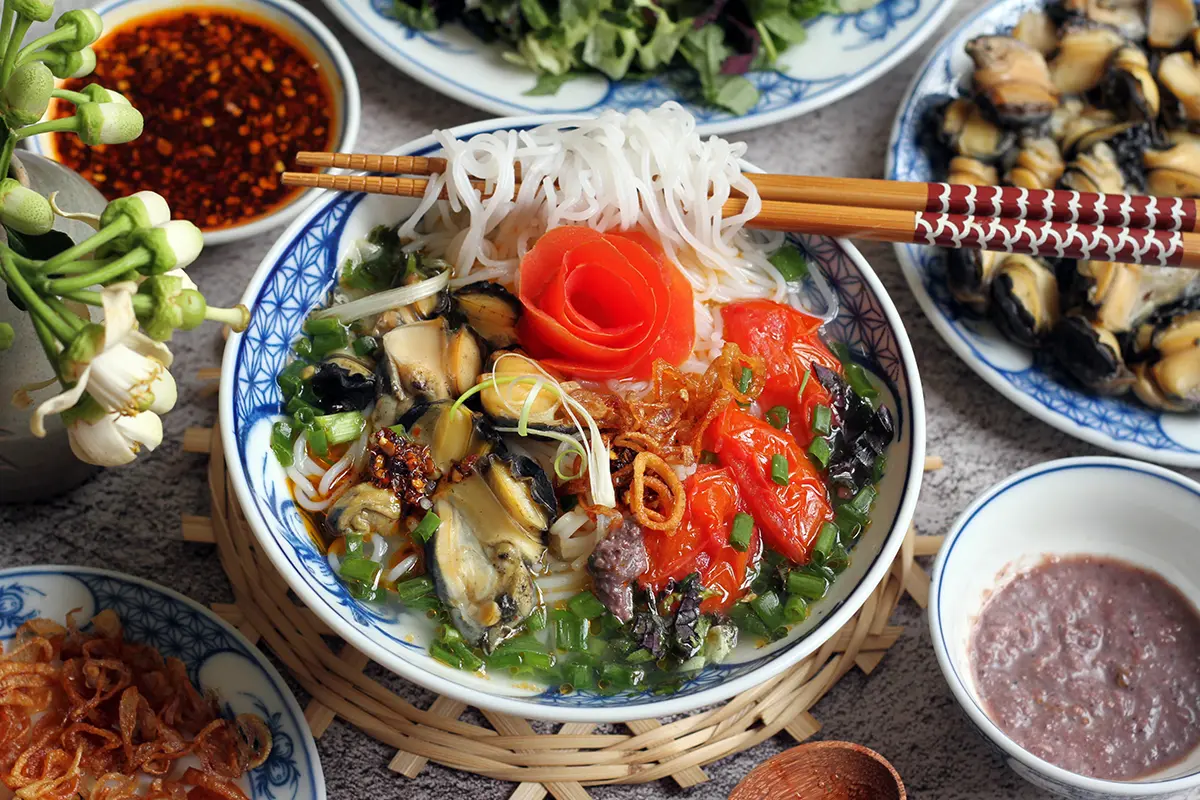 Bún ốc là sự hòa quyện giữa vị chua thanh tao và vị ngọt giòn của ốc đồng.