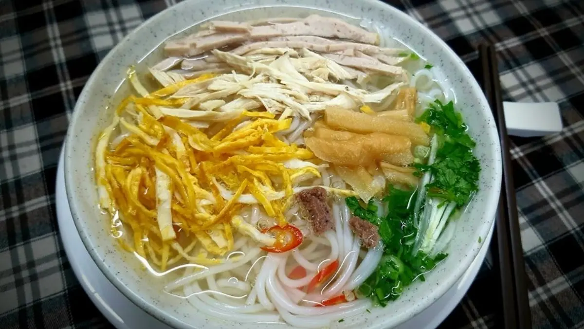 Bún thang là sự kết hợp tinh tế của các nguyên liệu, tạo nên một bản giao hưởng vị giác thanh tao.