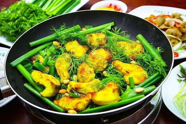 Chả cá Lã Vọng là món ăn kinh điển, biểu tượng cho sự cầu kỳ của ẩm thực đất kinh kỳ.